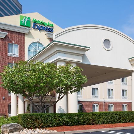 Holiday Inn Express Tower Center New Brunswick By Ihg East Brunswick Bagian luar foto