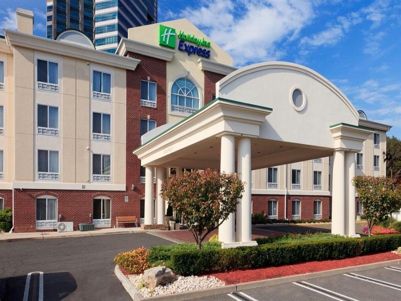 Holiday Inn Express Tower Center New Brunswick By Ihg East Brunswick Bagian luar foto
