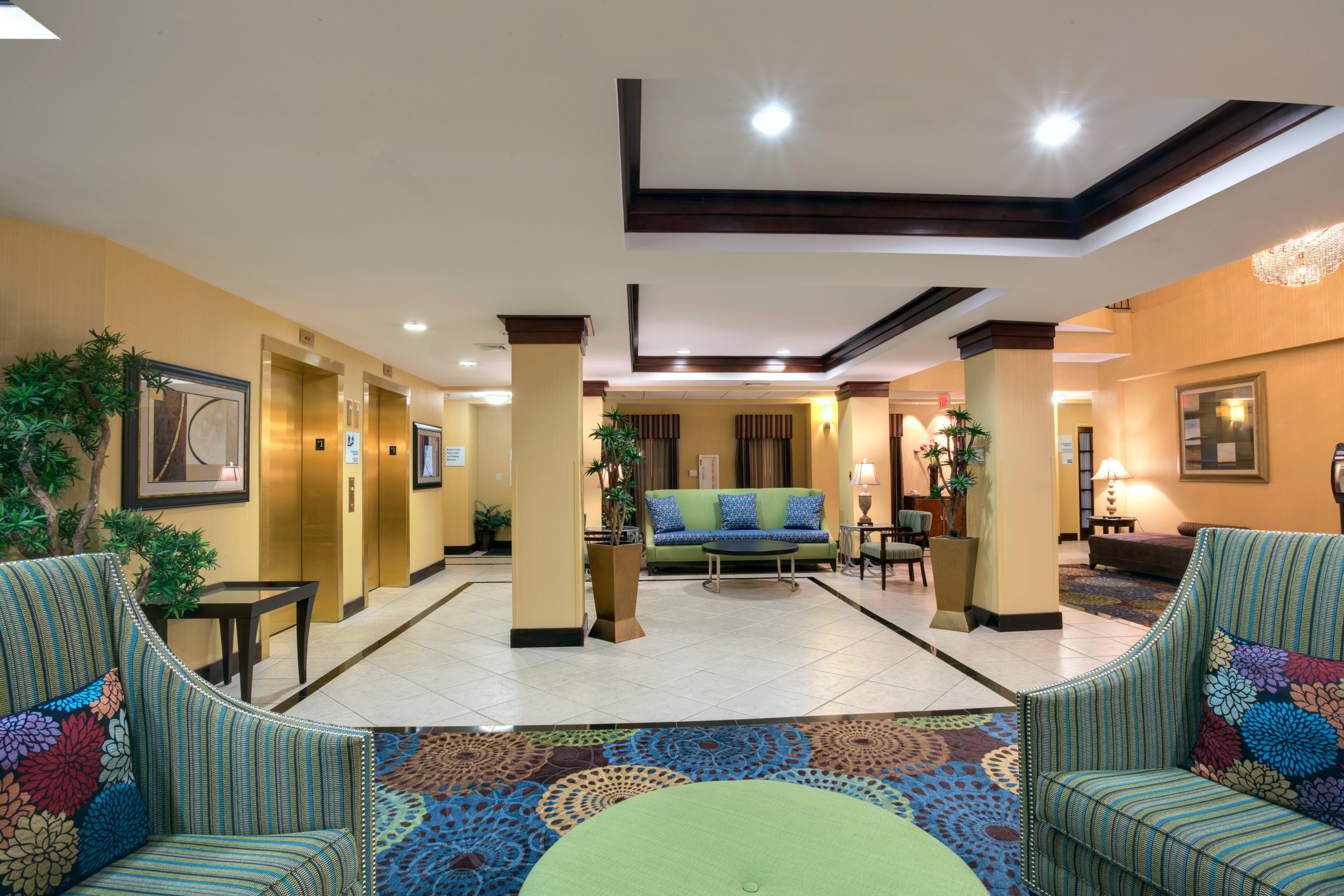 Holiday Inn Express Tower Center New Brunswick By Ihg East Brunswick Bagian luar foto