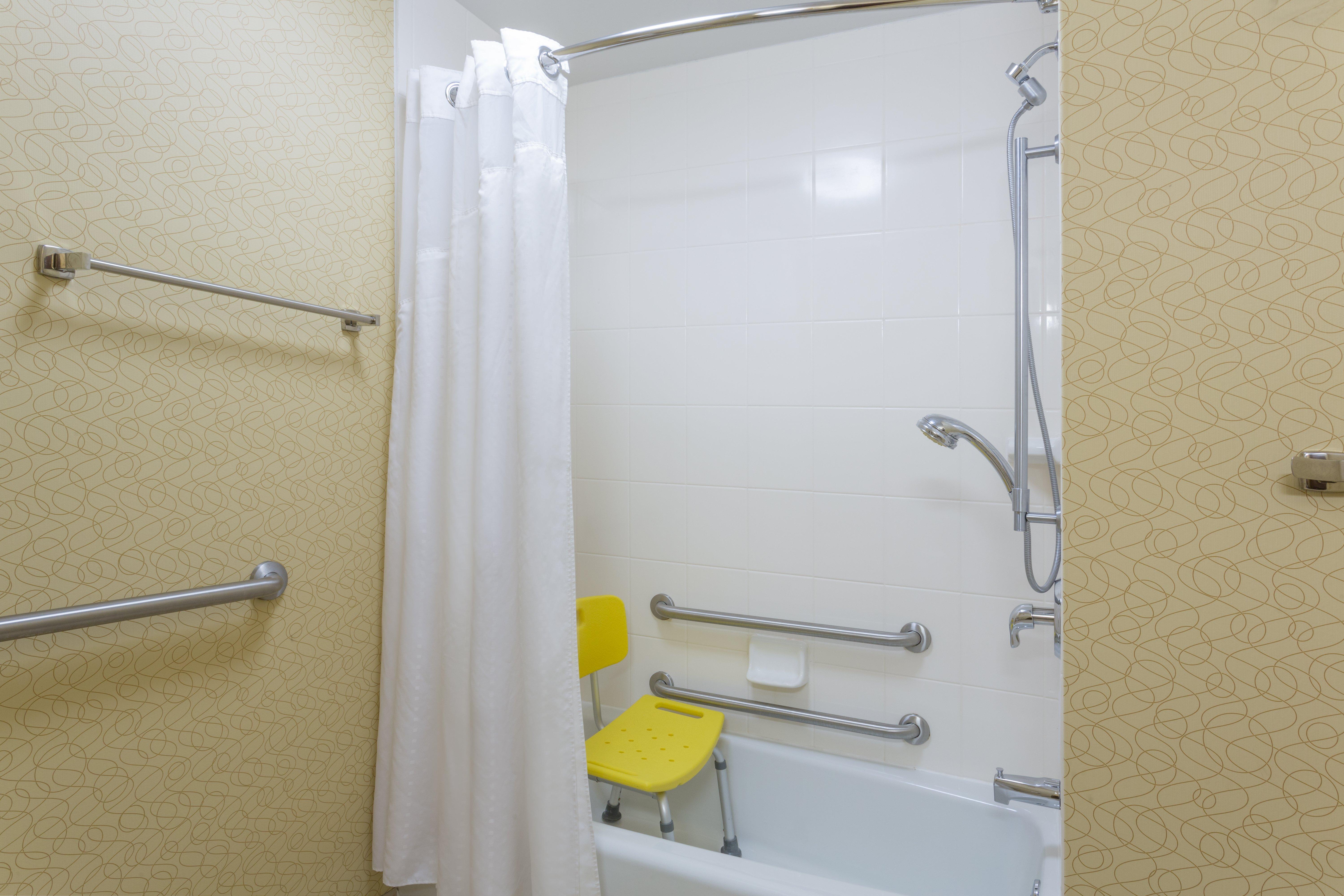 Holiday Inn Express Tower Center New Brunswick By Ihg East Brunswick Bagian luar foto