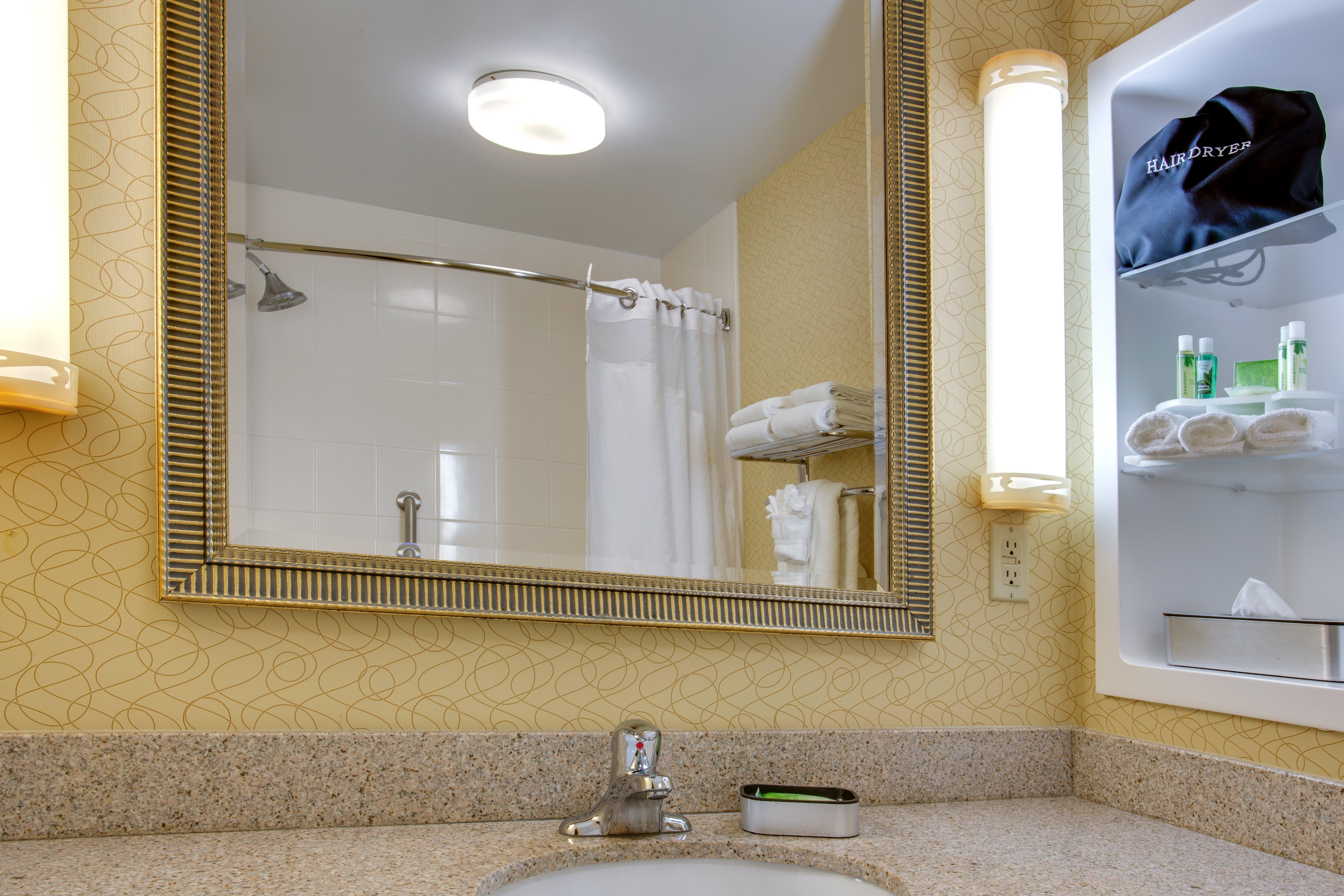 Holiday Inn Express Tower Center New Brunswick By Ihg East Brunswick Bagian luar foto