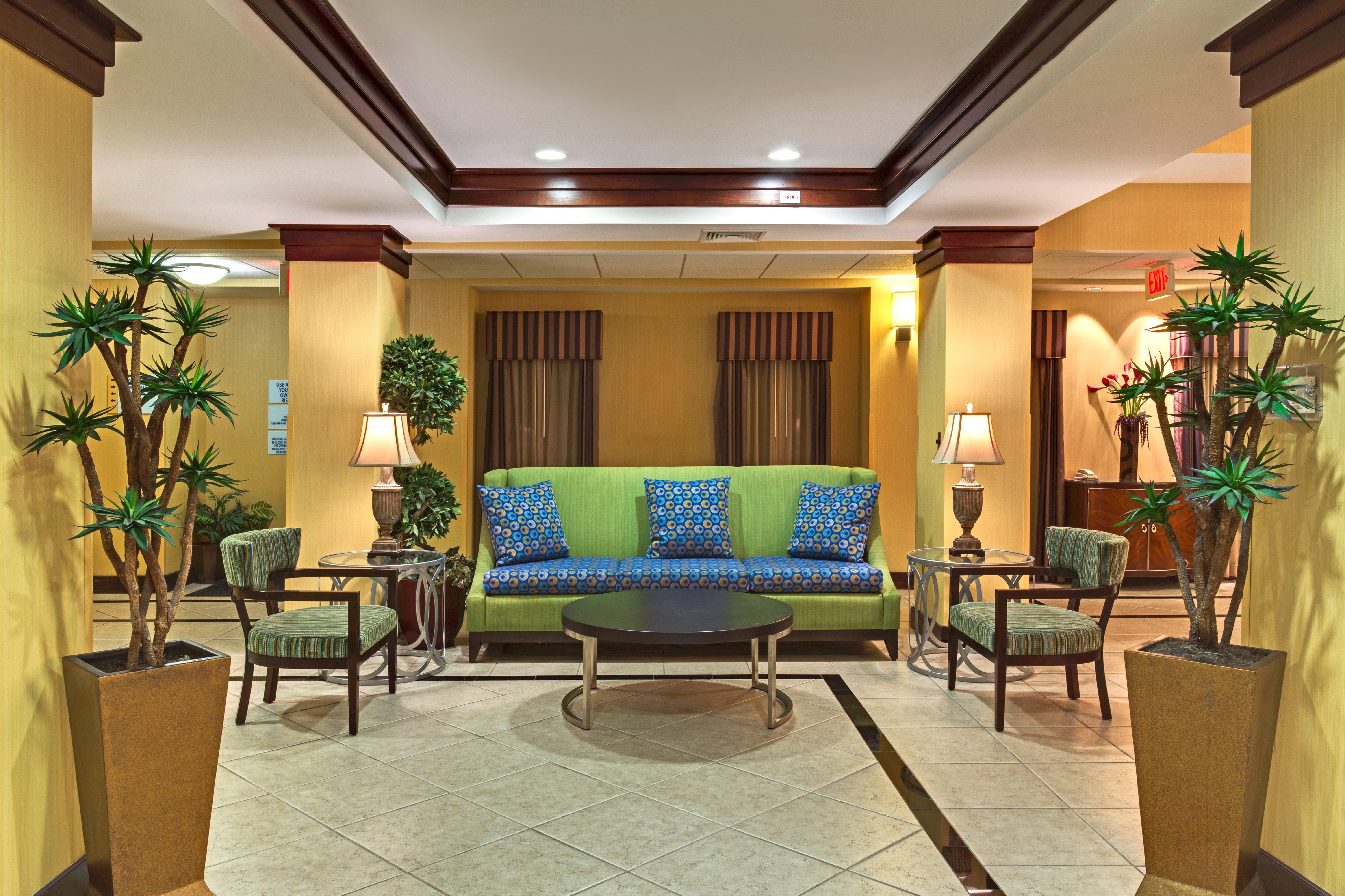 Holiday Inn Express Tower Center New Brunswick By Ihg East Brunswick Bagian luar foto