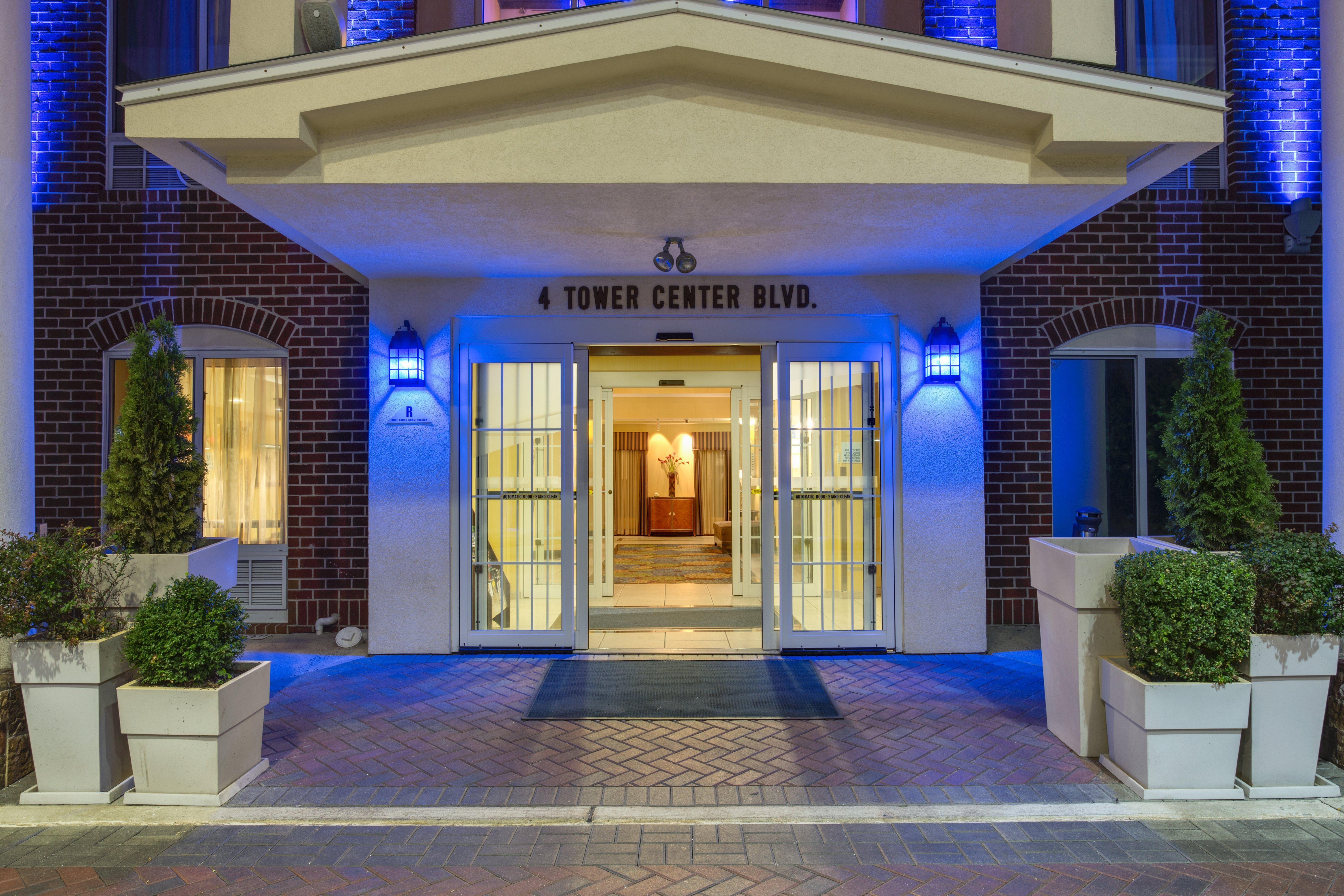 Holiday Inn Express Tower Center New Brunswick By Ihg East Brunswick Bagian luar foto