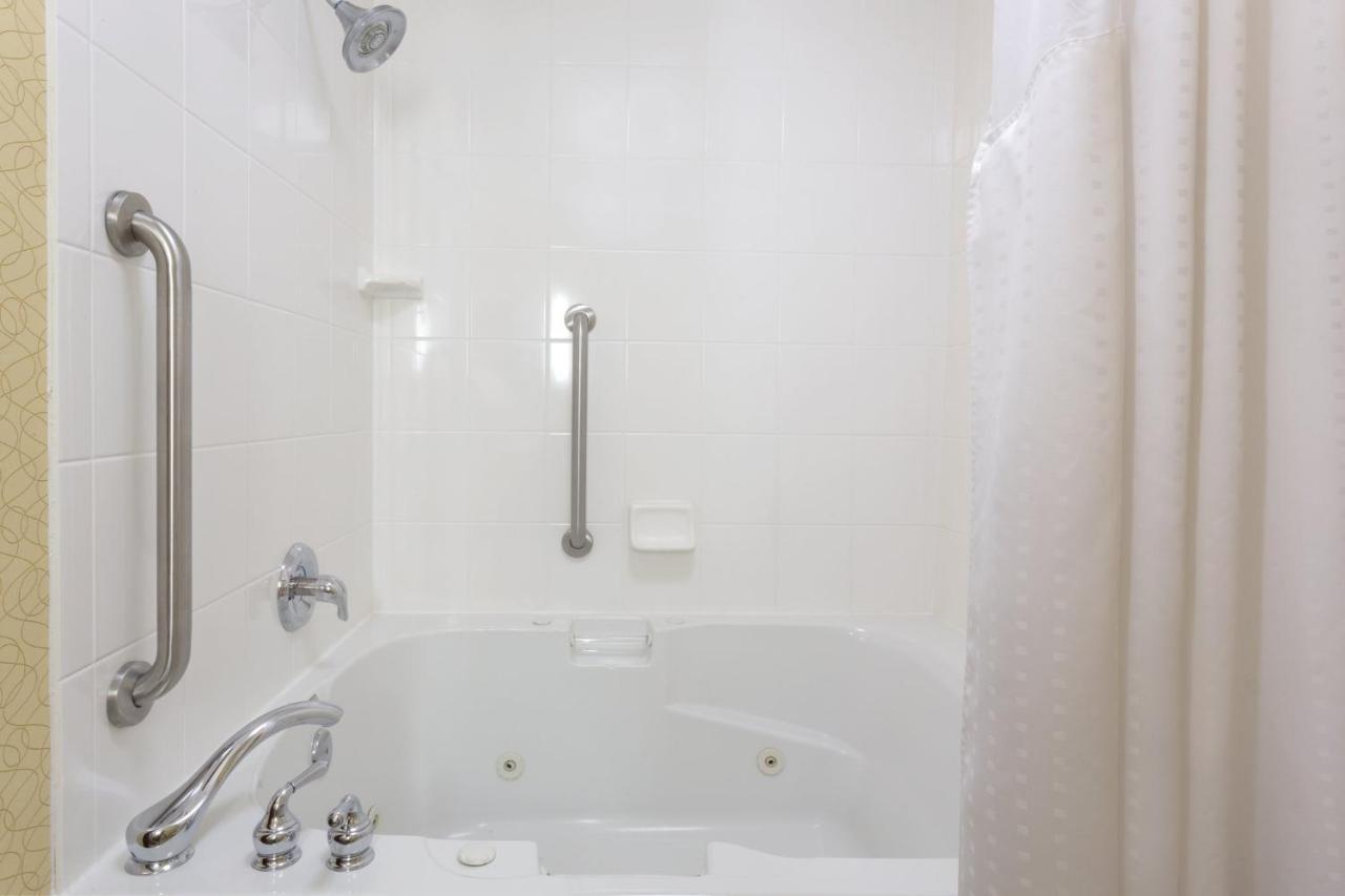 Holiday Inn Express Tower Center New Brunswick By Ihg East Brunswick Bagian luar foto
