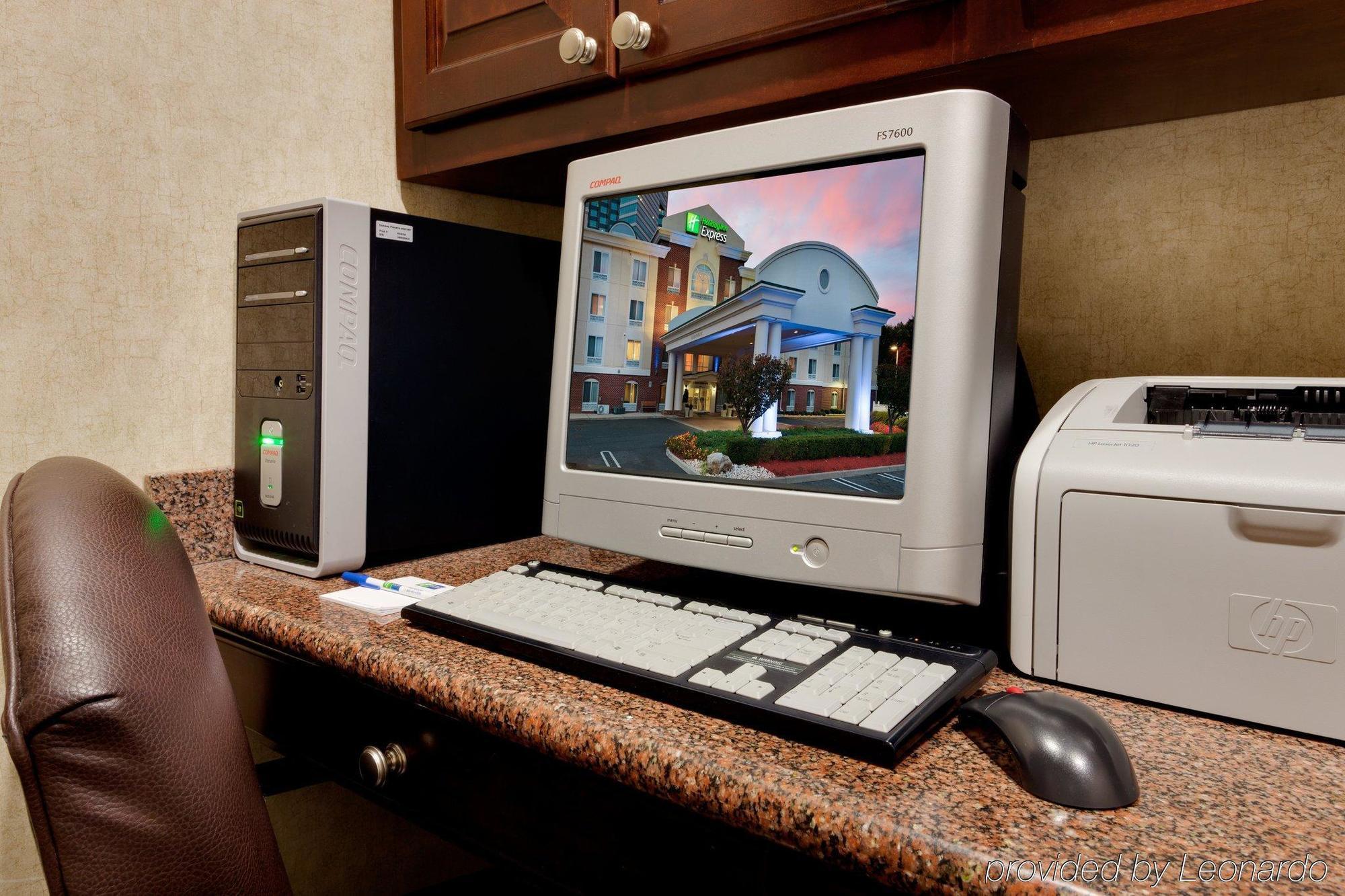 Holiday Inn Express Tower Center New Brunswick By Ihg East Brunswick Bagian luar foto