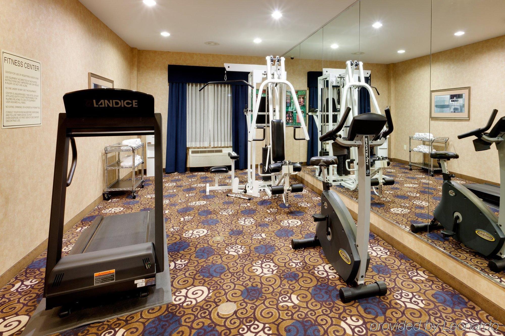 Holiday Inn Express Tower Center New Brunswick By Ihg East Brunswick Bagian luar foto
