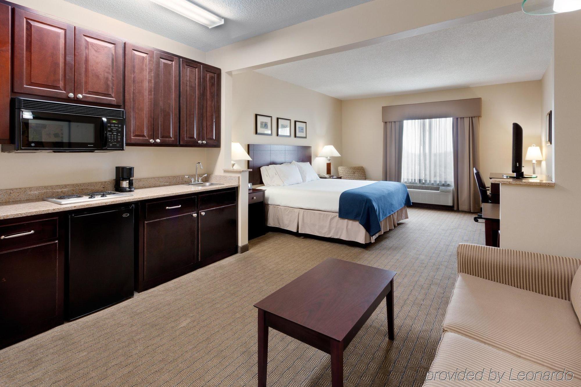 Holiday Inn Express Tower Center New Brunswick By Ihg East Brunswick Bagian luar foto