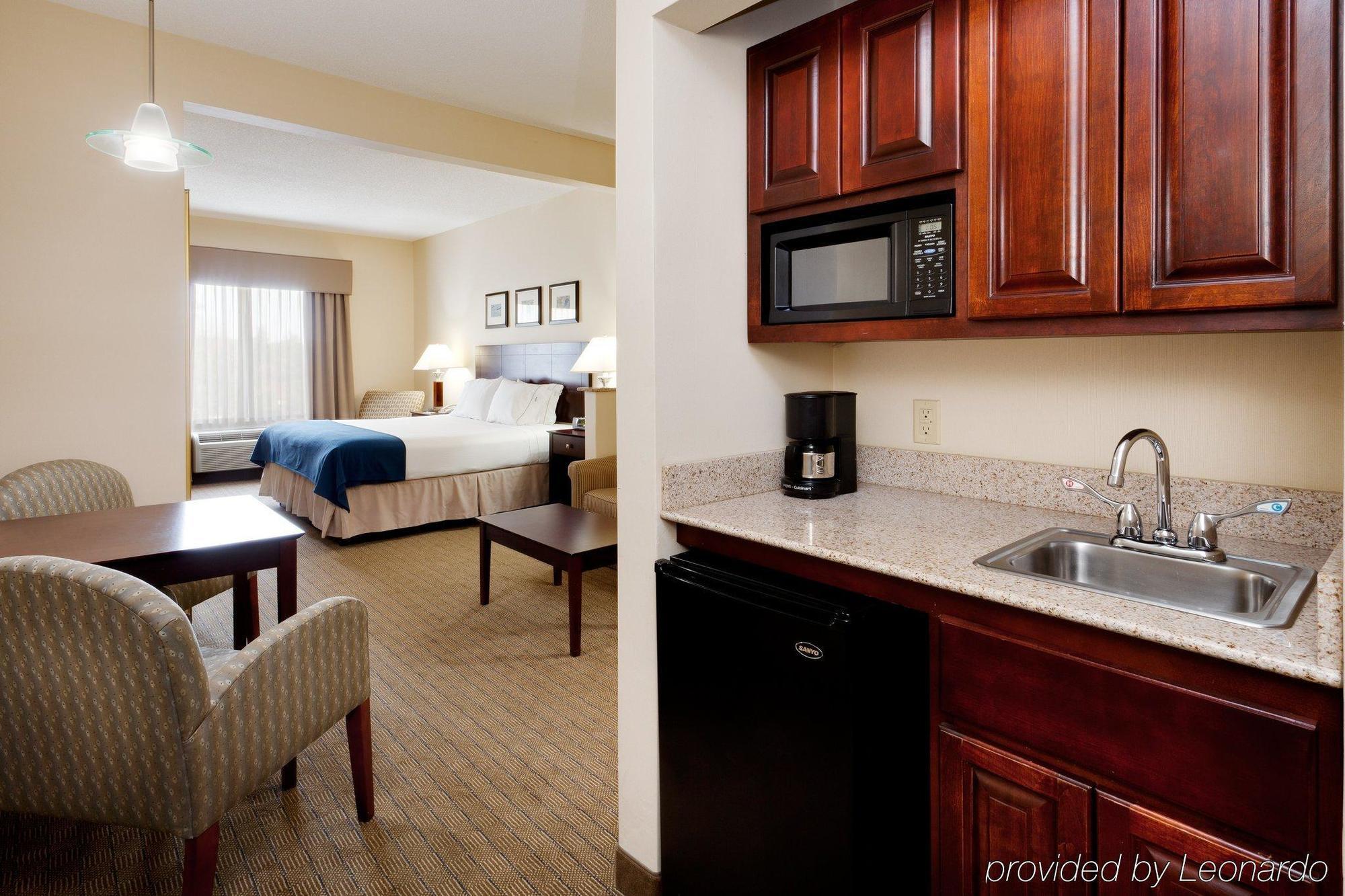 Holiday Inn Express Tower Center New Brunswick By Ihg East Brunswick Bagian luar foto