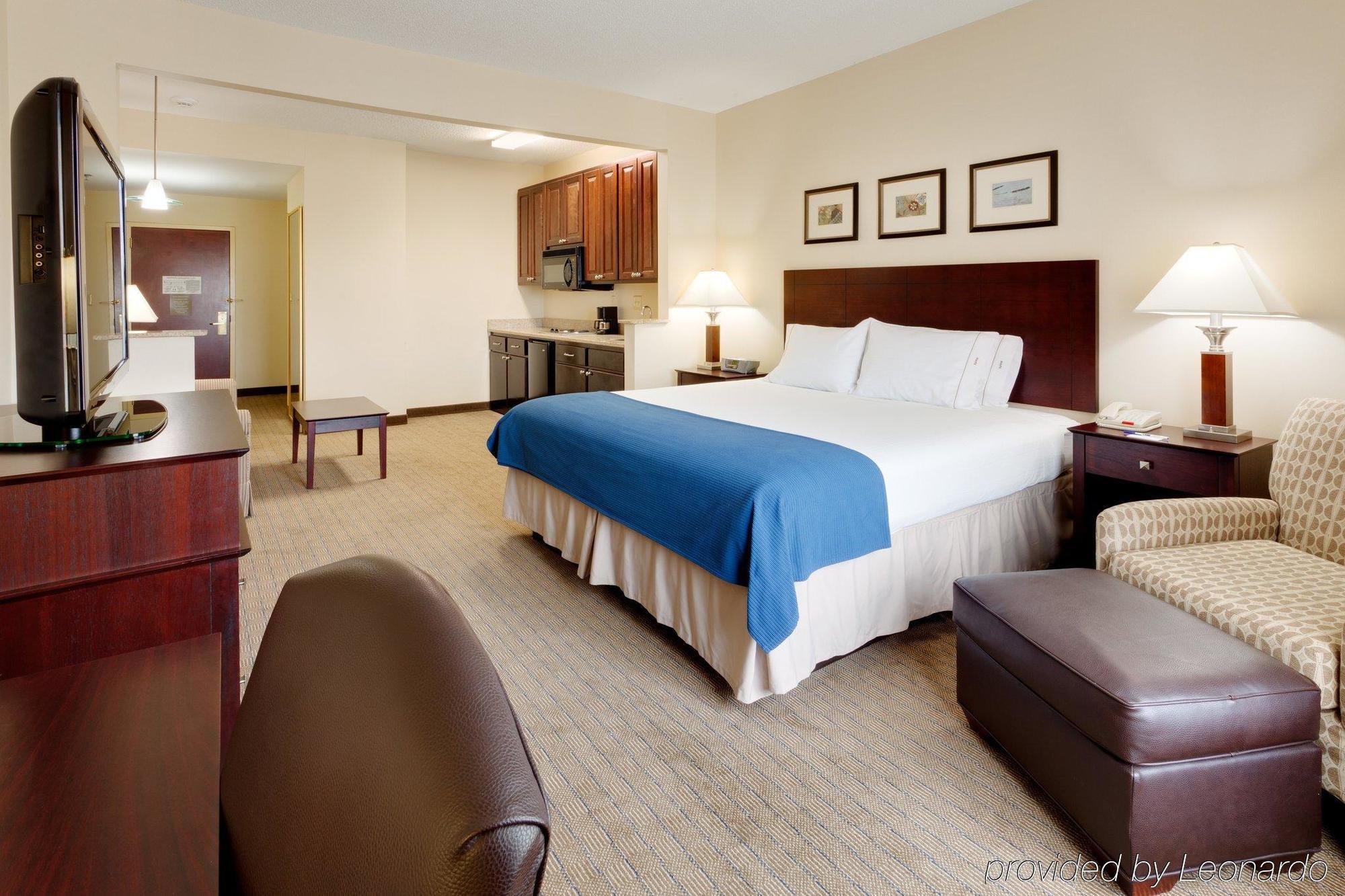 Holiday Inn Express Tower Center New Brunswick By Ihg East Brunswick Bagian luar foto