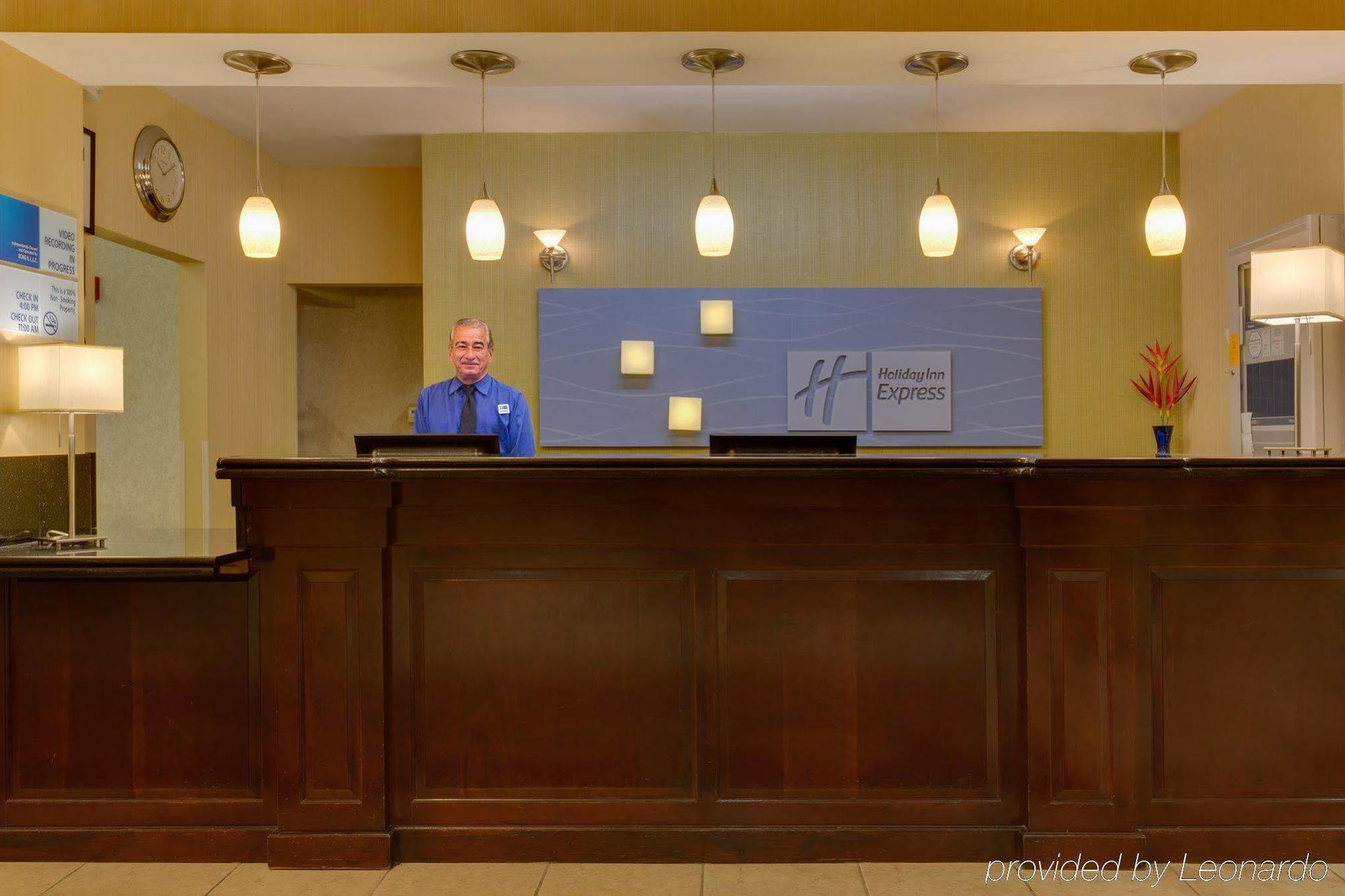 Holiday Inn Express Tower Center New Brunswick By Ihg East Brunswick Bagian luar foto