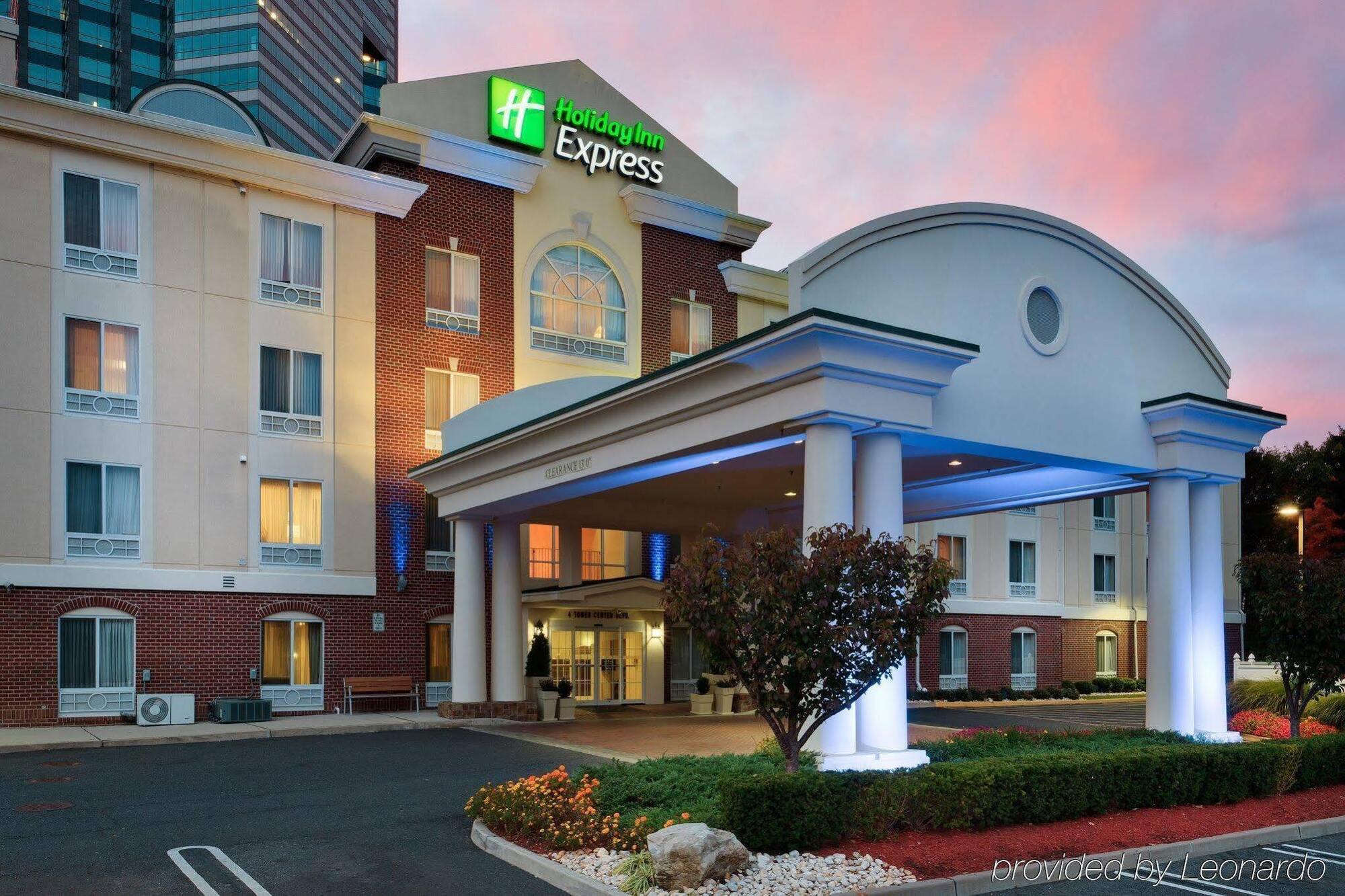 Holiday Inn Express Tower Center New Brunswick By Ihg East Brunswick Bagian luar foto