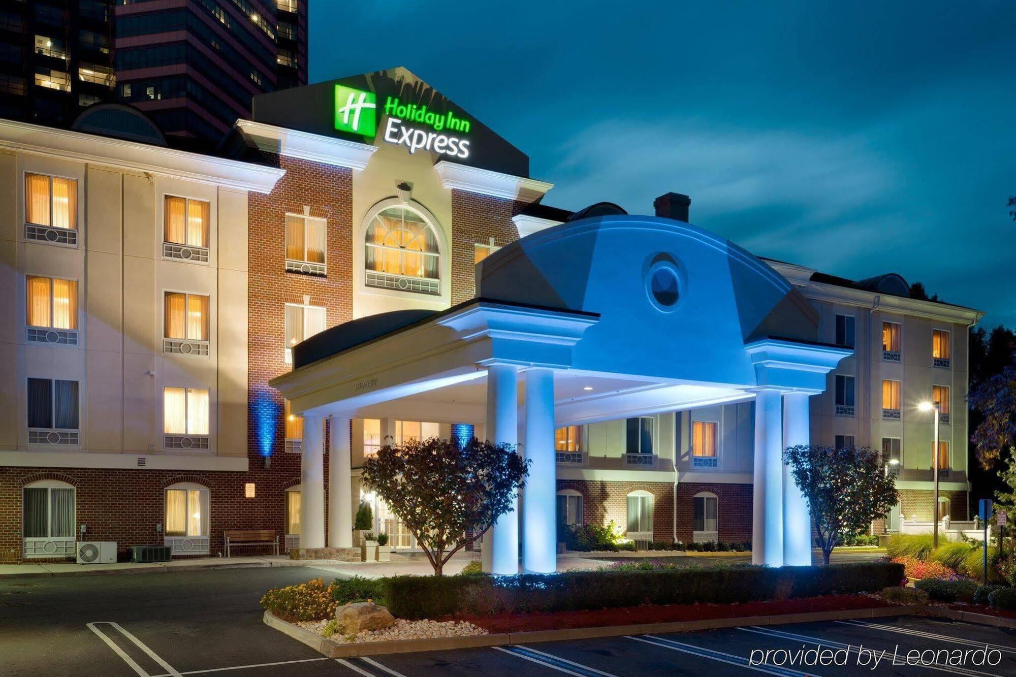 Holiday Inn Express Tower Center New Brunswick By Ihg East Brunswick Bagian luar foto